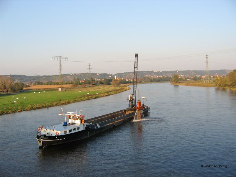 Bei Niederwartha wird von der  Bonafide  (im Einsatz fr Hlskens Wasserbau) die Fahrrine der Elbe ausgebaggert - 11.10.2005

