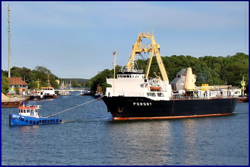 Bei der  Porsoy  wurden Unstimmigkeiten in den Schiffspapieren festgestellt. Die Stralsund bringt sie an einen Liegeplatz, wo sie erst einmal  an die Kette gelegt  wird.   Stralsund am 22.05.09