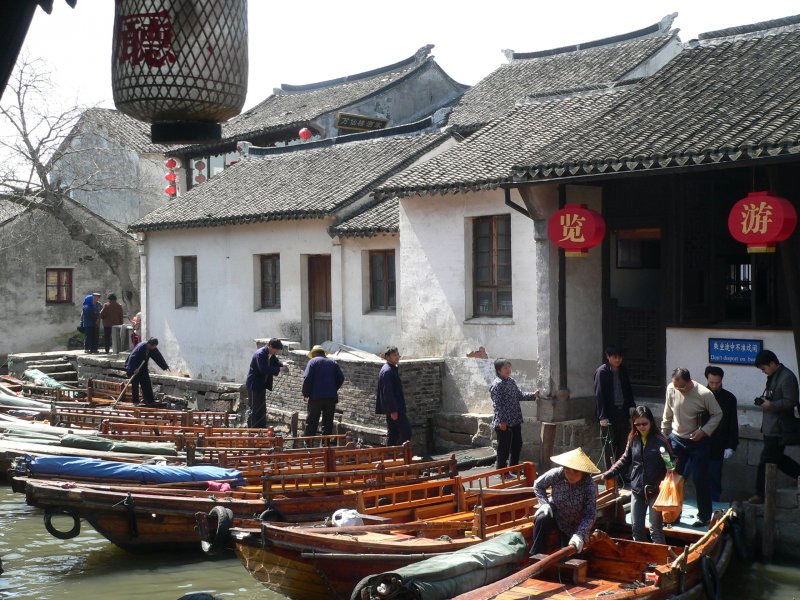 Bei Touristen und Ausflüglern sind diese kleinen Boote sehr beliebt. Zhou Zhuang bei Shanghai, März 2006