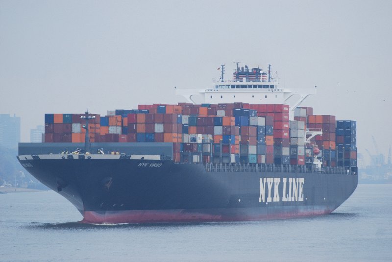Bei typischen Hamburger Schietwetter verlsst die NYK Virgo IMO-Nummer:9312810 Flagge:Panama Lnge:338.0m Breite:46.0m den Hafen.Aufgenommen vom Yachthafen Finkenwerder am 26.10.09