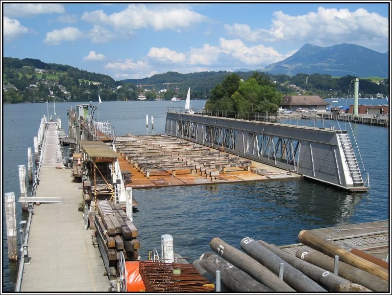 Bei den Werksttten der Schiffahrtsgesellschaft des Vierwaldstttersees findet man auch dieses Dock. (22.07.2007)