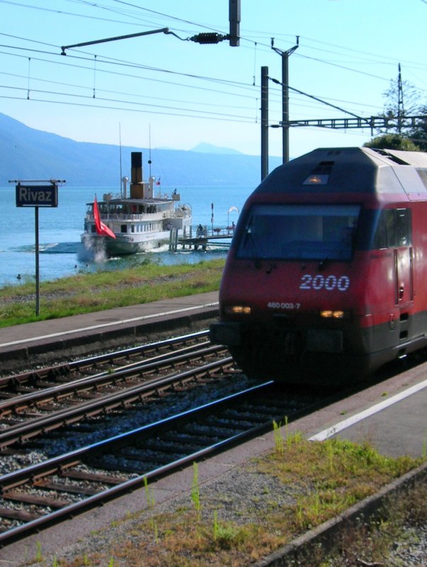 Beim Bahnhof von Rivaz befindet sich die Schiffsanlegestelle Rivaz St-Saphorin. Whrend der IR ohne Halt durchrauscht, legt  der Schauffelraddampfer kurz an, um die wenigen Passagiere ein- bzw. aussteigen zu lassen. 
