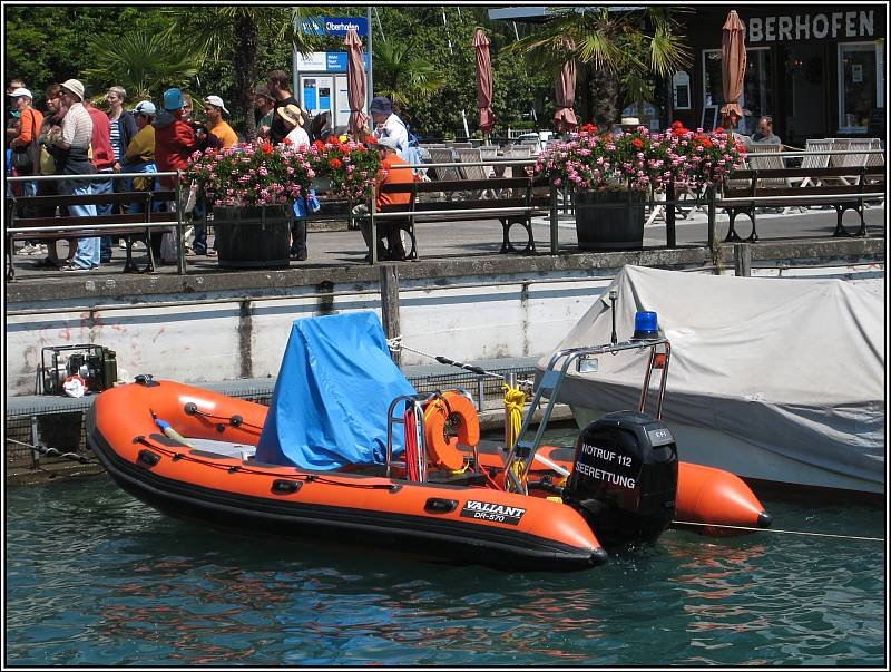 Beim Schiffsanleger Oberhofen am Thuner See lag auch dieses Schlauchboot der Seerettung. Die Aufnahme erfolgte am 23.07.2008 an Bord der MS  Beatus .