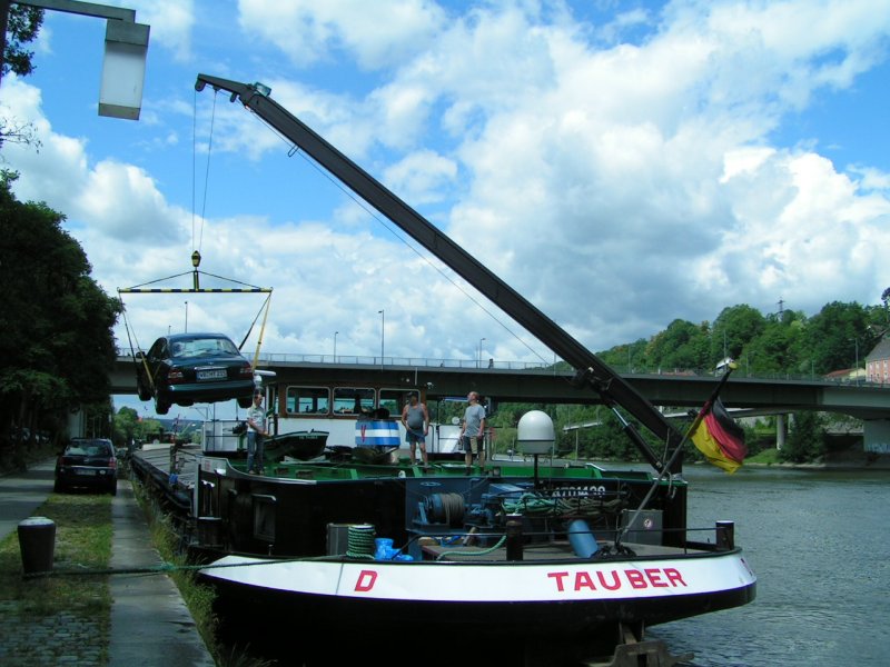 Beladen eines KFZ auf das Schiff  TAUBER ; Anlegestelle Passau 070623