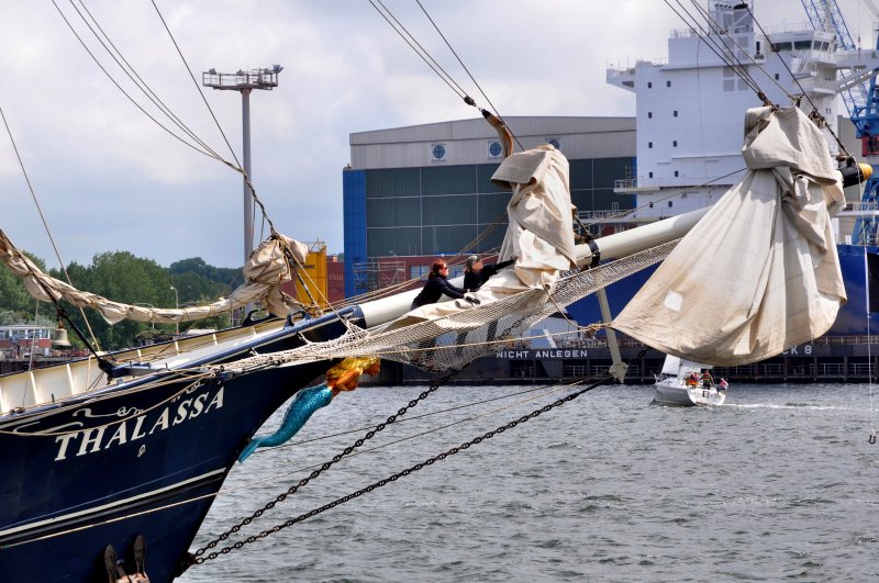 Bergen der Vorsegel auf der  Thalassa  - Kieler Woche