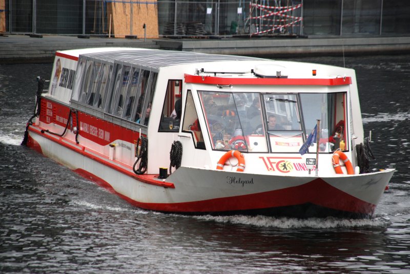 BERLIN, 07.03.2009, Fahrgastschiff Helgard auf der Spree vor dem Paul-Löbe-Haus