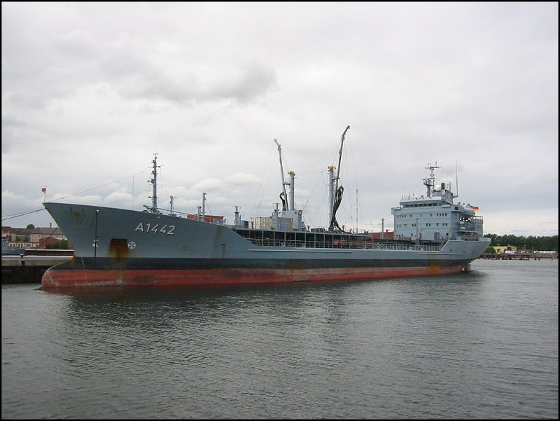 Betriebsstofftransporter der Klasse 704 Spessart (A 1442) der Deutschen Marine im Marinestützpunkt in Kiel, aufgenommen im Juli 2005 bei einer Hafenrundfahrt.