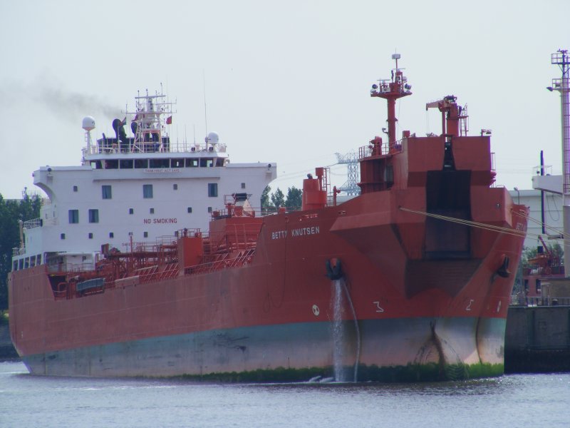 betty knutsen, liegend im oelhafen rotterdam 60808 187m lang 27m breit