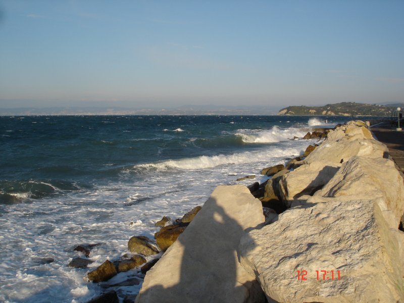 Bewegte Adria bei Piran/Slowenien im Hintergrund die italienische Hafenstadt Triest Okt. 2004 