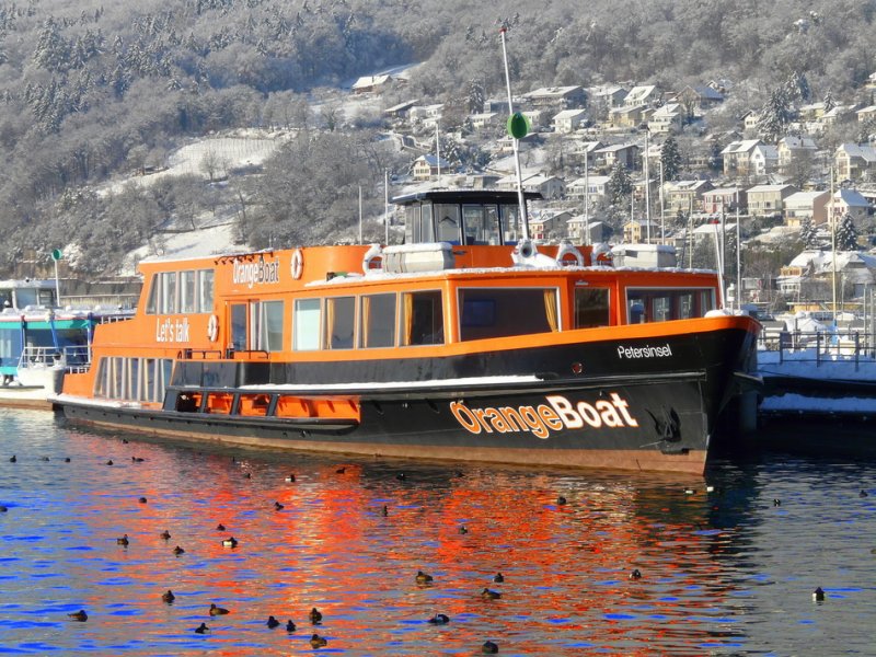 Bielersee Winterimpressionen - MS Petersinsel mir Werbung an der anlegestelle im Hafen von Biel am 01.01.2009