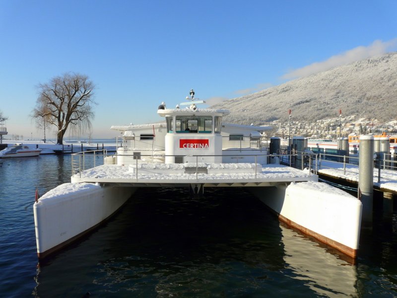 Bielersee Winterimpressionen  - Solarbetriebener Katemaran MOBI CAT an der anlegestelle im Hafen von Biel am 01.01.2009