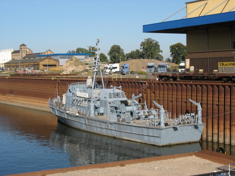 Binnen-Minensuchboot der Bundeswehr  Atlantis  M 2666 verbringt seinen Ruhestand im Alberthafen Dresden - 10.09.2006
