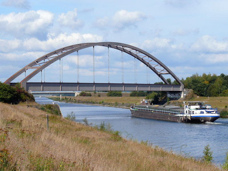 Binnenfrachtschiff INGBERD, (4009030) aus Haren (Ems), L 85; B  8,2; T 1215 an der Eisenbahnbrcke ber den Elbe-Seitenkanal in Richtung Artlenburg laufend; 21.09.2009
