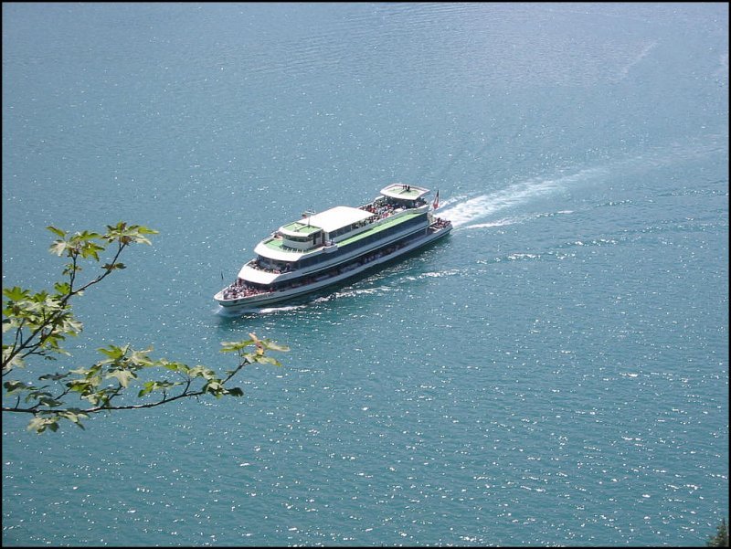 Blick auf ein Schiff auf dem Thuner See im Berner Oberland. Die Aufnahme erfolgte auf dem Weg zu den Beatus-Hhlen im Juli 2003.