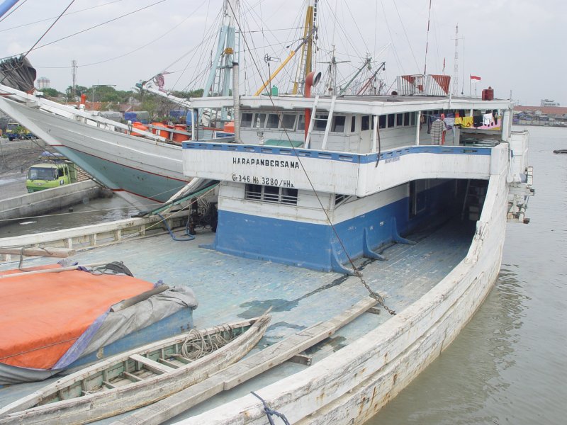 Blick auf eines der Schiffe, die am 13.09.2008 im Hafen von Jakarta liegen und darauf warten, beladen zu werden