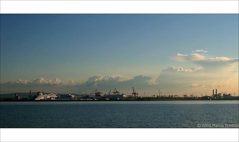 Blick auf den Hafen von Dublin, Irland. Links scheint der Bereich zu sein, wo die groen Fhrschiffe an- und abfahren.