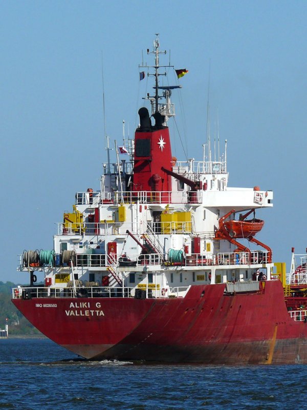 Blick auf das Heck des Tankers ALIKI G, Valletta, Malta, (IMO: 8026593) auf der Ebe bei Lhe in Richtung Hamburg; 18.04.2009
