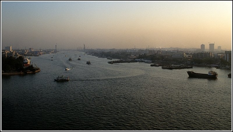 Blick Auf Den Perlfluss In Guangzhou Kanton In Der Abenddammerung Schiffbilder De