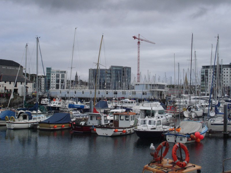 Blick durch den Stangenwald, der durch die Segelschiffe im Hafen Plymouth versucht wurde