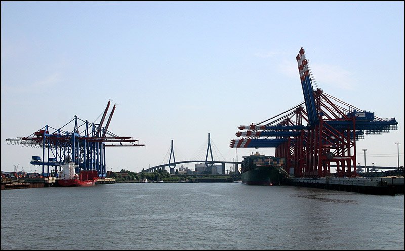 Blick durch den Waltershofer Hafen zur Khlbrandbrcke. 15.7.2007 (Matthias)