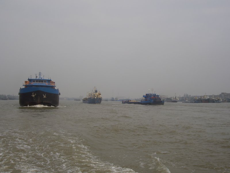 Blick von einem Ausflugsschiff zurck. Das Schiff fuhr von Shanghai zur Mndung des Huangpu in den Yangtse am 3. Juni 2006.
