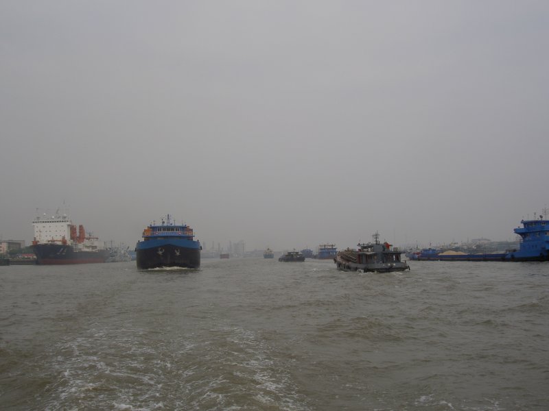 Blick von einem Ausflugsschiff zurck. Das Schiff fuhr von Shanghai zur Mndung des Huangpu in den Yangtse am 3. Juni 2006.
