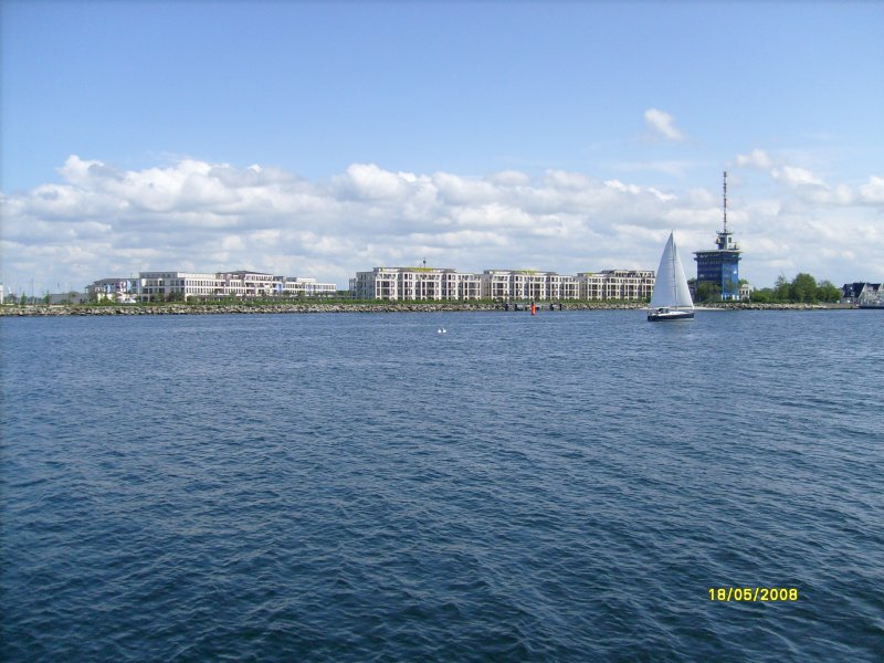 Blick vom Neuen Strom in Warnemnde ber den Seekanal zum Hotelkomplex der Yachthafenresidenz in Hohe Dne.
In dem blauen Gebude befindet sich die Verkehrsleitzentrale Warnemnde / Ostsee, Mecklenburg-Vorpommern. Die VKZ (Warnemnde Traffic) koordiniert den Seeverkehr auf der Ostsee im Bereich Warnemnde, Stralsund, Karlshagen, Stubbenkammer und Timmendorf.