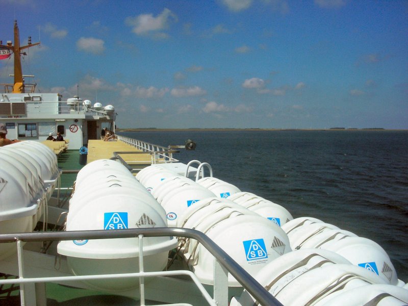 Blick von der Nordseefhre RUNGHOLT zu den Haligen whrend der Fahrt von Dagebll nach der Insel Fhr, Sommer 2003