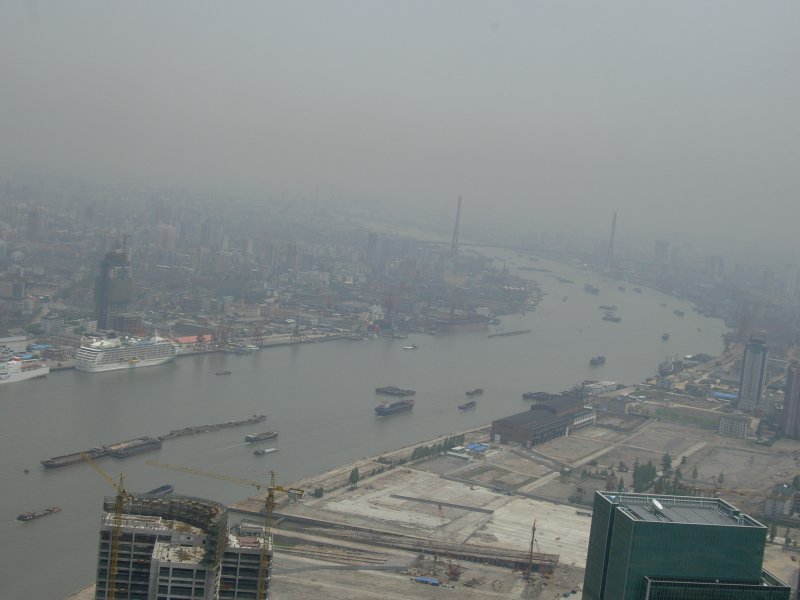 Blick vom Oriental tower ber den Huangpu in Yangte Mndung am 20.05.2006.