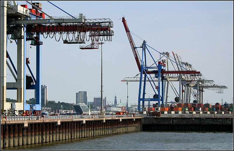 Blick vom Parkhafen zur Innenstadt von Hamburg. Erkennbar die Neubauten entlang der Elbe. 15.7.2007 (Matthias)