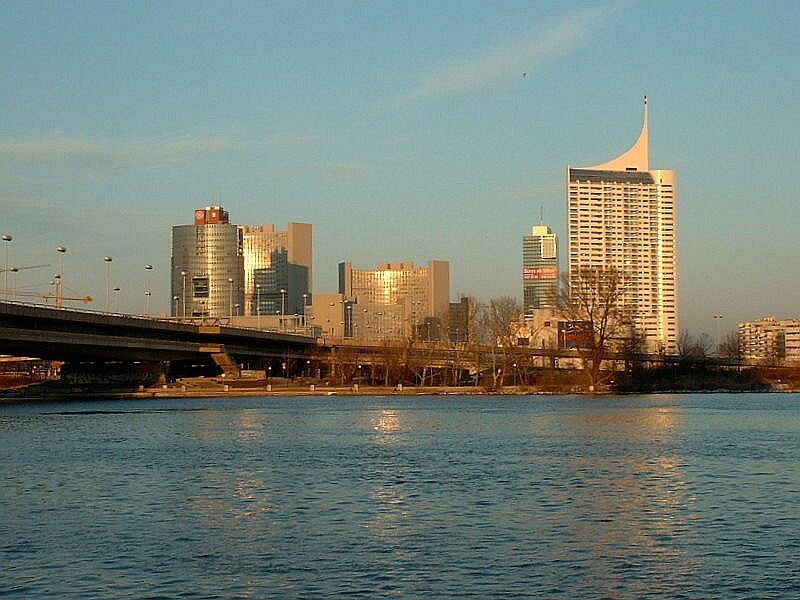 Blick von der sdlichen Donaulnde in Wien ber die Donau auf einen Stadtteil am nrdlichen Ufer im Januar 2002. sterreich