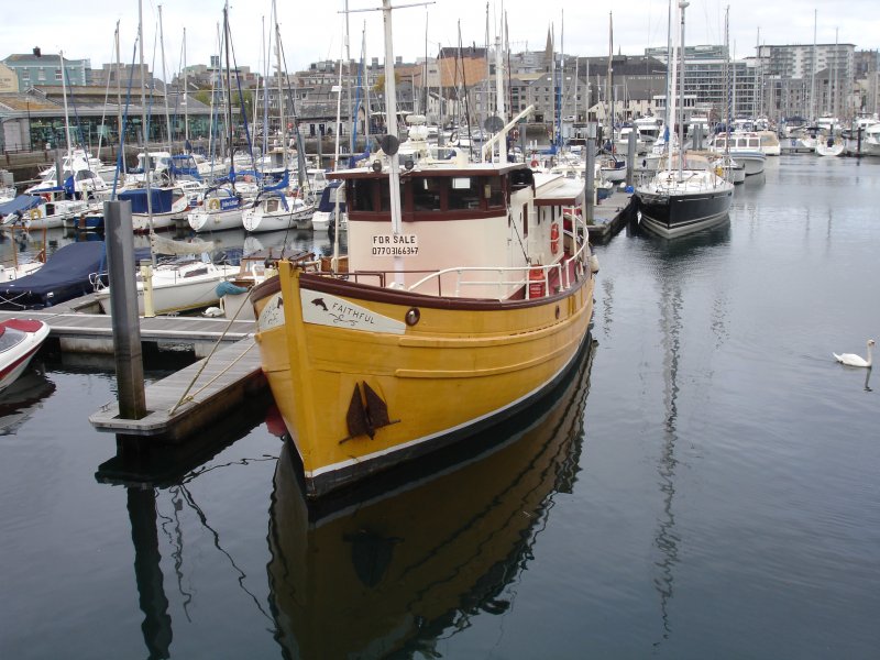 Blick in den Segelhafen von Plymouth. Im Vordergrund sieht man ein Fischerboot dass zum Verkauf steht