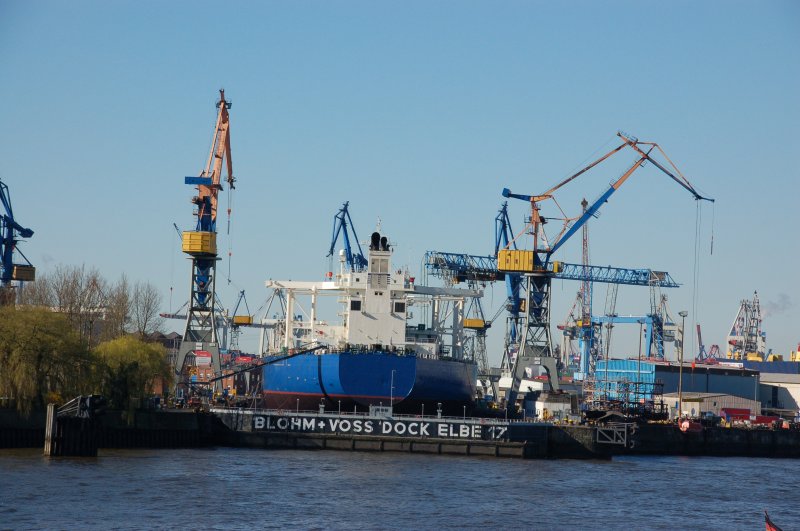 Blohm + Voss Dock Elbe 17 am 04.04.2007 mit der Atlantic Bridge, einem Massengutfrachter.