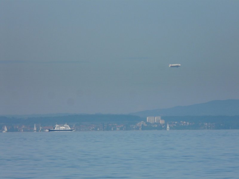 Bodensee - Autofhre (vermultich MS ROMANSHORN) unterwegs auf dem Bodensee mit einem Luftschiff (Zeppelin) ber dem Bodensee am 17.05.2009