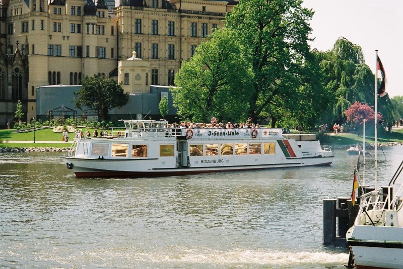 Boizenburg in Schwerin , Eigner Weie Flotte Schwerin, Baujahr 1977 Bauwerft Boizenburg, Lnge 28,50 m, Breite 5,10 m Anzahl Passagiere 74 im Salon, 60 auf Deck
Aufnahme vom 02.Mai 2009 zur Buga