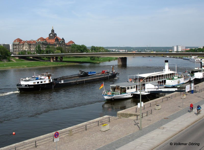 BONAFIDE auf der Elbe elbaufwrts, daneben der Schaufelraddampfer  LEIPZIG  - Dresden,Terrassenufer, 15.05.2006 
