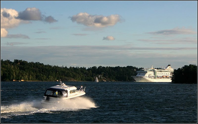 Boote und der moderne Kreuzfahrtliner Birka Paradies im Stockholmer Schrengarten. 18.8.2007 (Matthias)