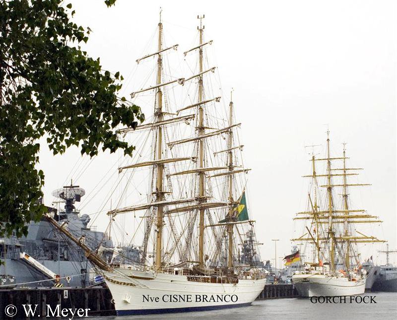 Brasililanisches Segelschulschiff ,,Nve CISNE BRANCO ;; dahinter  unser Segelschulschiff   Gorch Fock  
aufgenommen Kieler Woche  22.06.08 Marinesttzpunkt Kiel