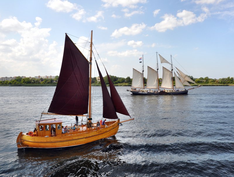 Braune Segel - Kutter aus Barth und im Hintergrund die  Albert Johannes  - gesehen auf der Hanse Sail 2009.Wer kennt den Namen des Kutters?