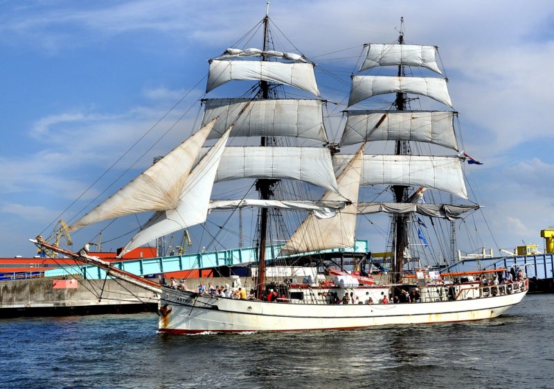 Brigg  Astrid  am 07.08.09 auf der Hanse Sail in Rostock-Warnemnde gesehen. Lg. 41,65m - Br.6,46m - Segelflche 510 m2 -290 PS - Heimathafen Enkhuizen/NL