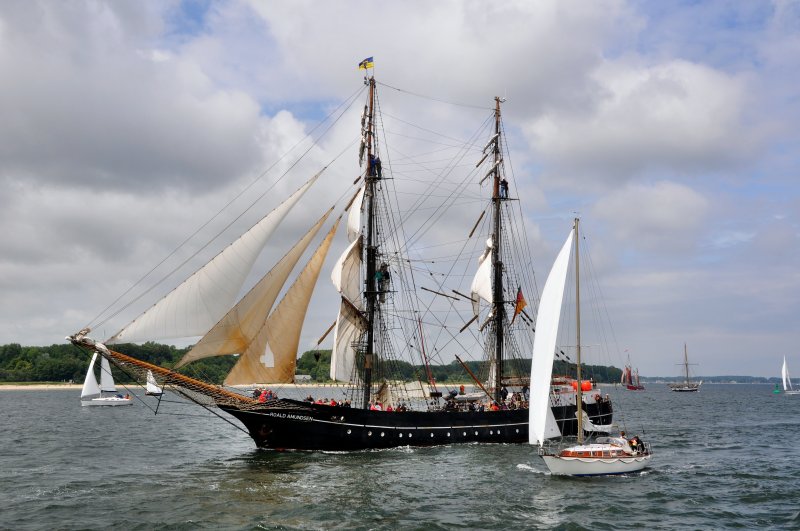 Brigg  Roald Amudsen  auf der Kieler Woche.Lg. 50,20 m - Br. 7,20 m - Tfg. 4,20 m - Segelflche 850 m2