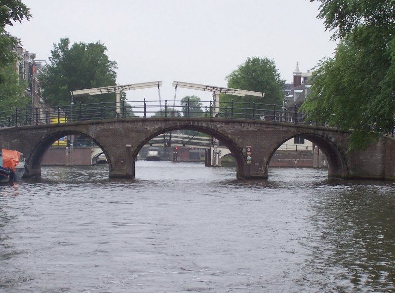 Brcke in den Amsterdamer Grachten, dahinter eine Hubbrcke, 10.06.2007.