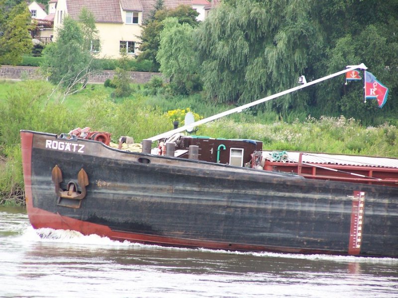 Bugansicht vom MS  Rogtz . Das Schiff fhrt hier, am 25.07.2005, zu Berg unterhalb der Fhrstelle Coswig-Ktitz / Gauernitz. Am Mast weht die Flagge vom Elbe Rijn Lloyd, einer Tochter der Binnenreederei Berlin.