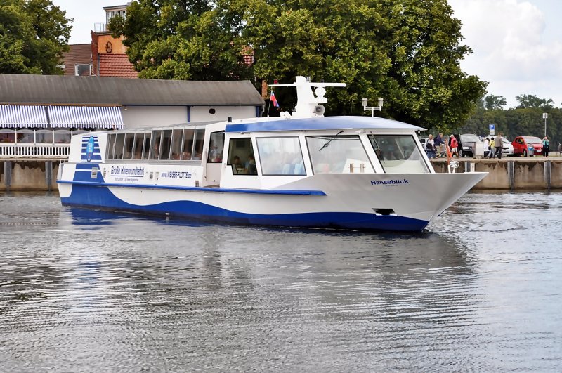 Cabrioschiff, die  Hanseblick , auf gehtsbzu einer neuen Runde
einmal Stralsund-Altefhr-Sund/Hafenrundfahrt-Stralsund am 11.07.09