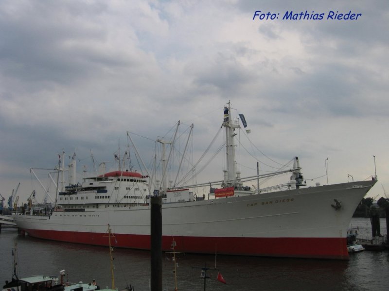  Cap San Diego  das  letzte  Frachtschiff, welches aus der Serie 5 Baugleichen Schiffen noch lebt. Es verlsst alle Jahre einmal den Hafen in Hamburg. 06.08.08 in Hamburg