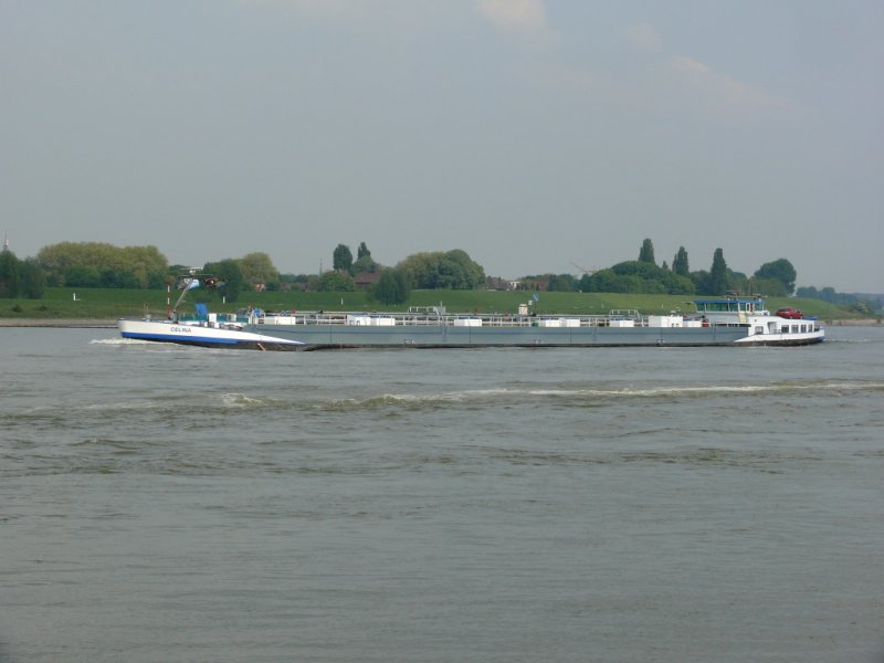  CELINA  Rheinabwrts bei Duisburg am 26.4.2009