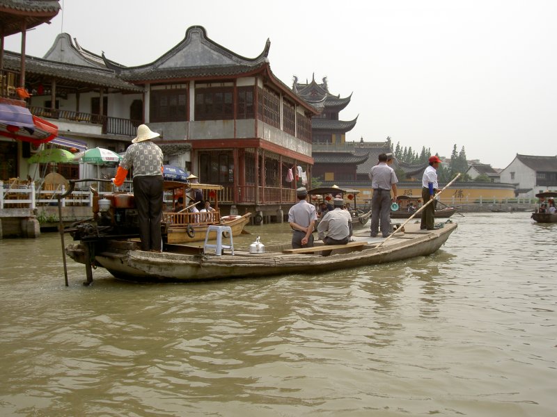 Chinesische Polizeistreife bei der Arbeit in einem Betonboot.
27.07.2006 in Zhujiajiao.