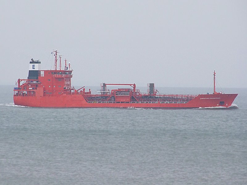  Christian-Essberger (IMO-9212498;L=100;B=14mtr) ist im Morgengrauen Elbaufwrts bei Cuxhaven unterwegs;090828