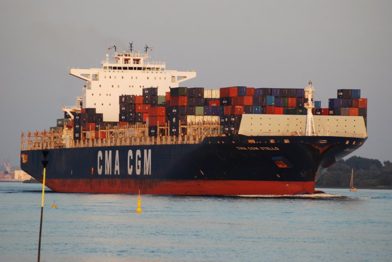 CMA CGM Otello IMO-Nummer:9299628 Flagge:Frankreich Lnge:334.0m Breite:42.0m Baujahr:2005 Bauwerft:Hyundai Heavy Industries,Ulsan Sd Korea auslaufend aus Hamburg aufgenommen am 15.08.09 