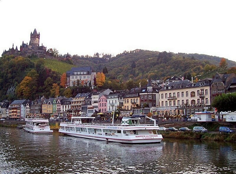 Cochem / Mosel im Abendlicht im Oktober 2004, vorn MS  Wappen von Cochem .